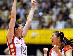 jogadoras da China comemoram vitória sobre o Japão no Mundial de vôlei