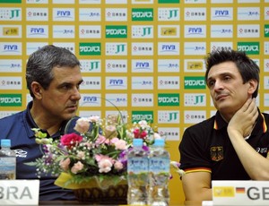 José Roberto Guimarães e o italiano Giovanni Guidetti, técnico da Alemanha