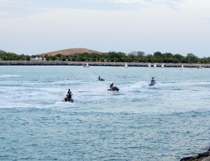 Preparação GP de Abu Dhabi - Jet skis dividem espaço na enseada do Golfo Pérsico 