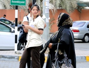 Preparação GP de Abu Dhabi - Mulheres vestidas de forma diferente dividem espaço nas ruas