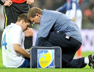 Gerrard recebe atendimento médico durante jogo da Inglaterra (Foto: EFE)