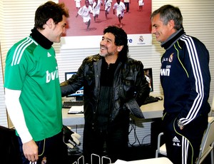 casillas, maradona e mourinho conversam no real madrid