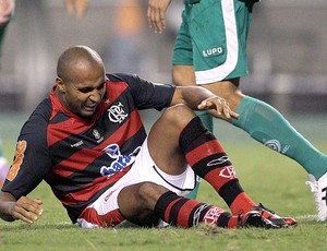 Deivid caído na partida do Flamengo contra o Guarani