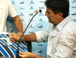 Renato Gaúcho autografando camisa do Grêmio
