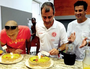 aniversário do Nei, lateral do Internacional, com Fábio Mahseredjian, preparador físico do clube, e zagueiro Índio 