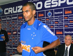 Naldo é apresentado no Cruzeiro