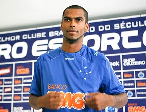 Naldo nova camisa Cruzeiro (Foto: Washington Alves / VIPCOMM)