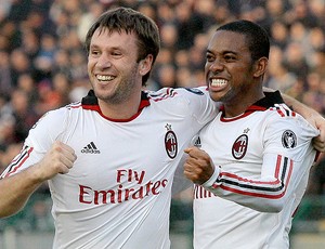 Robinho e Cassano comemoram gol do Milan (Foto: Reuters)