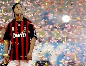 Ronaldinho Gaúcho durante apresentação no Milan