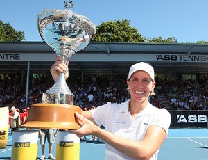 Greta Arn com o troféu do WTA de Auckland