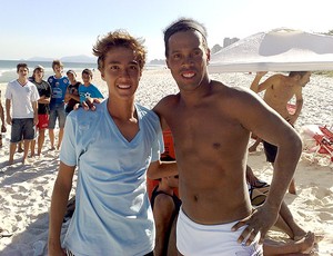Ronaldinho Gaúcho e Romarinho na praia no Rio de Janeiro