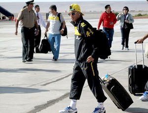 Neymar no desembarque da seleção