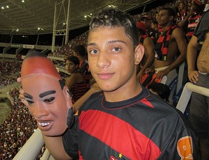 torcedor do Flamengo com máscara de Ronaldinho (Foto: Thiago Fernandes / GLOBOESPORTE.COM)