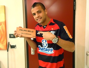 Felipe Melo com tijolinho do Flamengo (Foto: Divulgação)