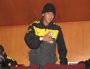 Neymar tribuna Brasil x Equador (Foto: Márcio Iannacca / Globoesporte.com)
