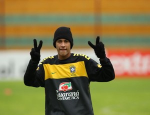 Neymar faz sinal de positivo no treino da Seleção sub-20 no Peru (Foto: Mowa Press)