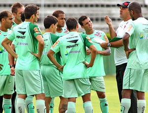 Ricardo Gomes com os jogadores no treino do Vasco (Foto: Fotocom.net)