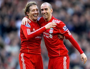 Raul Meireles e Lucas comemoram gol do Liverpool contra o Wigan (Foto: Getty Images)