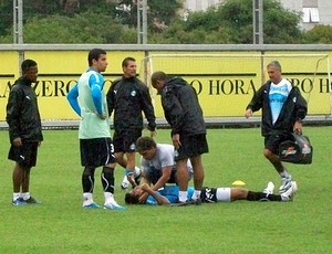 Vilson desmaia no treino do Grêmio (Foto: Eduardo Cecconi / GLOBOESPORTE.COM)