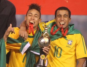 Neymar e Lucas comemoram o título Sul-Americano em Arequipa (Foto: Mowa Press)