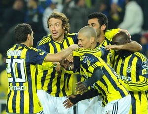 Lugano comemora gol do Fenerbahçe (Foto: Site oficial do Fenerbahçe)