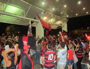 Recepção ao Flamengo no aeroporto em Maceió (Foto: Richard Souza / GLOBOESPORTE)