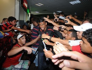 Recepção ao Flamengo no aeroporto em Maceió (Foto: Alexandre Vidal / Fla Imagem)