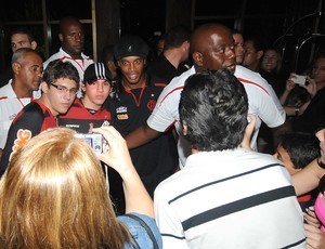 Recepção ao Flamengo no aeroporto em Maceió (Foto: Alexandre Vidal / Fla Imagem)