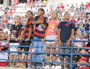Torcedores do Flamengo aguardam treino no Rei Pelé (Foto: Eduardo Peixoto / Globoesporte.com)