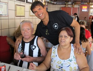 Nilton Santos, sua mulher Célia e vice de comunicação Botafogo (Foto: Gustavo Rotstein / Globoesporte.com)