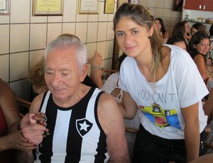 Nilton Santos e torcedora do botafogo (Foto: Gustavo Rotstein / Globoesporte.com)