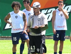 Jair Ventura auxiliar técnico no treino do Botafogo (Foto: Gustavo Rotstein / GLOBOESPORTE.COM)