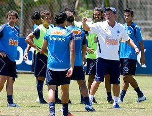 Cuca no treino do Cruzeiro (Foto: Washington Alves / VIPCOMM)