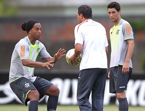 Ronaldinho Gaúcho, Luxemburgo e Thiago Neves no treino do Flamengo (Foto: Alexandre Cassiano / Agência O Globo)