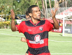 Geovanni gol Vitória (Foto: Roque Mendes)