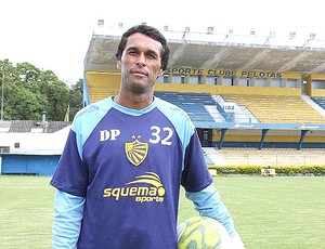 Adnan, goleiro do Pelotas-RS, primeira vítima de Rogério Ceni (Foto: Bruno Diniz/SporTV)