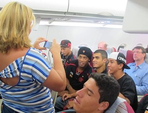 Ronaldinho Gaúcho tira fotos no avião do Flamengo (Foto: Richard Fausto / GLOBOESPORTE.COM)