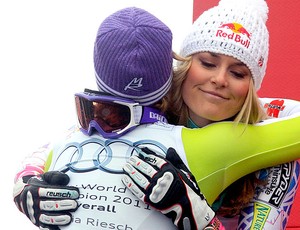 Lindsey Vonn ganha o abraço da campeã da copa do mundo de esqui  (Foto: Reuters)