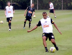 Rivaldo no treino do São Paulo (Foto: Julyana Travaglia / GLOBOESPORTE.COM)