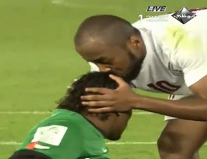 FRAME - Ismael, do Al Wahda, dá beijinho em goleiro do Al Wasl (Foto: Reprodução You Tube)