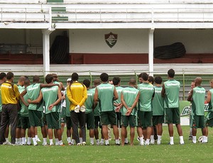 jogadores do Fluminense durante reunião no treino (Foto: Fred Huber / GLOBOESPORTE.COM)