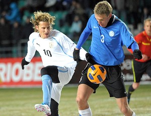 Diego Forlan na partida do Uruguai contra a Estônia (Foto: AP)
