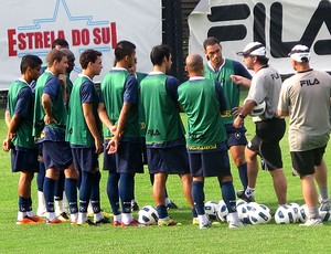 Caio Junior conversa com os jogadores no treino do Botafogo (Foto: Diego Rodrigues / GLOBOESPORTE.COM)