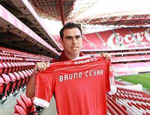 Bruno César com a camisa do Benfica (Foto: Divulgação / Site Oficial)