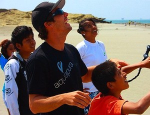 Kitesurfe Guilly Bandão projeto social no Peru (Foto: Divulgação)