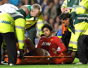 Rafael do Manchester United recebe atendimento médico (Foto: AP)