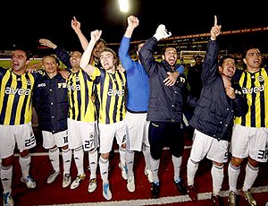 jogadores do Fenerbahçe comemoram vitória (Foto: Divulgação / Site Oficial)