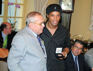Ronaldinho Gaúcho recebe homenagem na ABL  (Foto: André Durão / GLOBOESPORTE.COM)