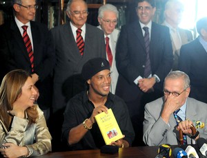 Ronaldinho Gaúcho, Luxemburgo e Patrícia na ABL (Foto: André Durão / GLOBOESPORTE.COM)