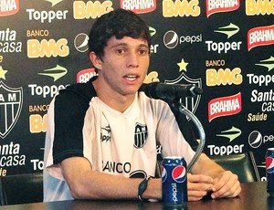 Bernard, meia do Atlético-MG, durante entrevista (Foto: Marco Antônio Astoni / Globoesporte.com)